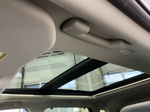 Used 2025 Nissan Rogue SL w/ SL Premium Package image 8