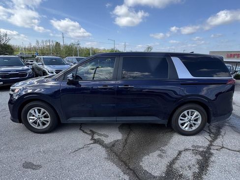 Used 2024 Kia Carnival LX FWD image 2