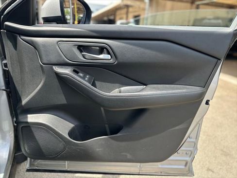 Used 2025 Nissan Rogue SV image 18