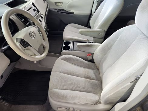 Used 2011 Toyota Sienna LE FWD image 12