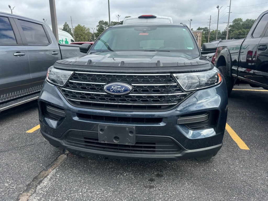 Used 2024 Ford Explorer XLT AWD/4WD image 3