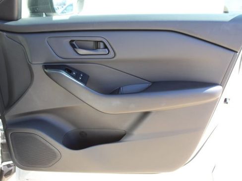 Used 2024 Nissan Rogue S image 33