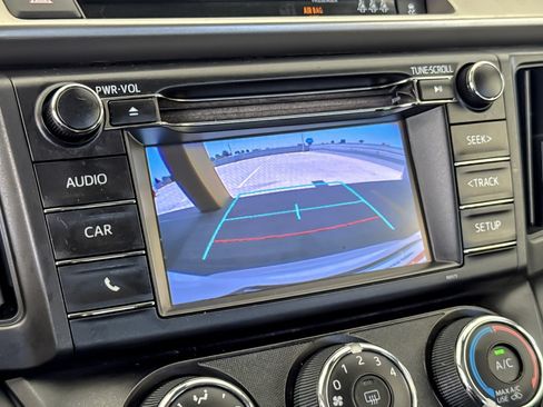 Used 2018 Toyota RAV4 LE FWD image 18