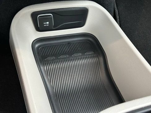 Used 2024 Chrysler Pacifica Limited FWD image 36