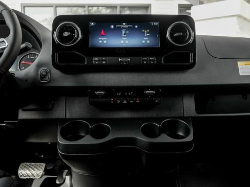 Used 2025 Mercedes-Benz Sprinter 2500 image 18