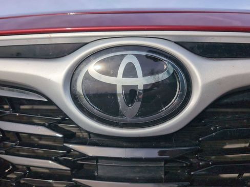 Used 2024 Toyota Highlander XLE FWD image 32