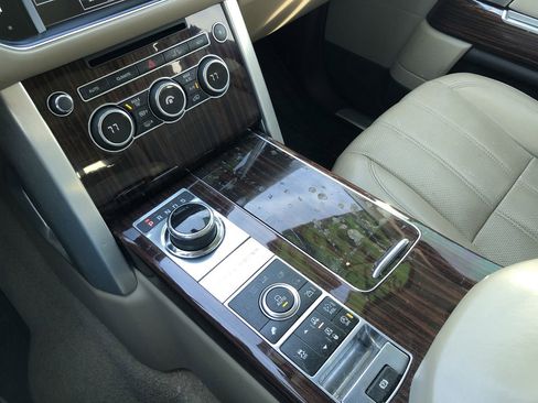 Used 2015 Land Rover Range Rover HSE image 19
