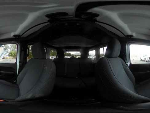 Used 2025 Jeep Wrangler Sahara image 41