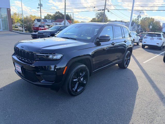 Used 2024 Jeep Grand Cherokee Altitude AWD/4WD image 3