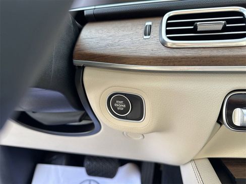 Certified 2025 Mercedes-Benz GLE 450e 4MATIC image 32