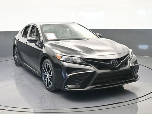 Used 2024 Toyota Camry SE image 9