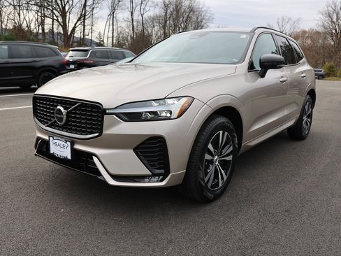Used 2025 Volvo XC60 B5 Core image 3