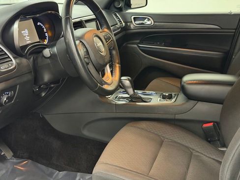 Used 2018 Jeep Grand Cherokee Laredo image 24
