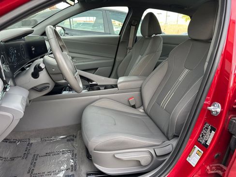 Used 2025 Hyundai Elantra SEL image 21
