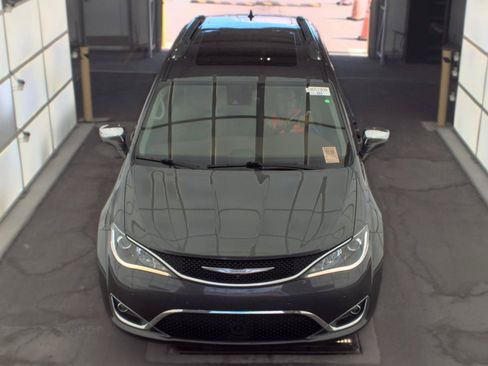 Used 2017 Chrysler Pacifica Limited w/ Advanced Safetytec Group FWD image 2