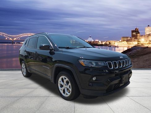 Used 2024 Jeep Compass Latitude AWD/4WD image 4