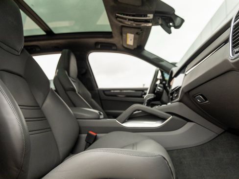 Certified 2022 Porsche Cayenne Turbo S image 44