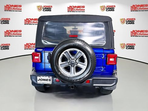Used 2018 Jeep Wrangler Unlimited Sahara w/ Dual Top Group AWD/4WD image 15