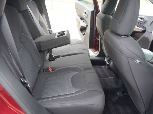 Used 2019 Jeep Cherokee Latitude w/ Cold Weather Group AWD/4WD image 17