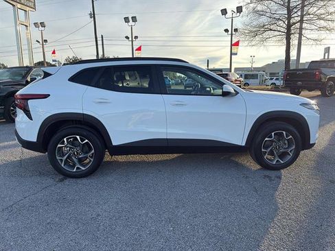 New 2026 Chevrolet Trax LT w/ Sunroof Package image 8
