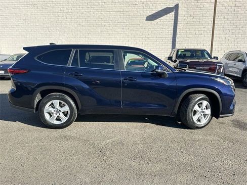 Used 2023 Toyota Highlander LE image 3