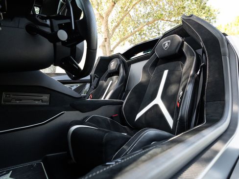 Used 2020 Lamborghini Aventador SVJ AWD/4WD image 87