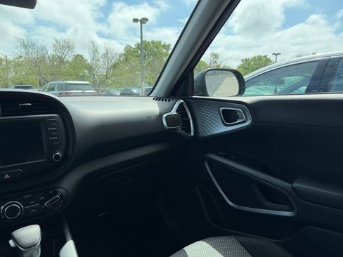 Used 2025 Kia Soul LX w/ LX Technology Package FWD image 33
