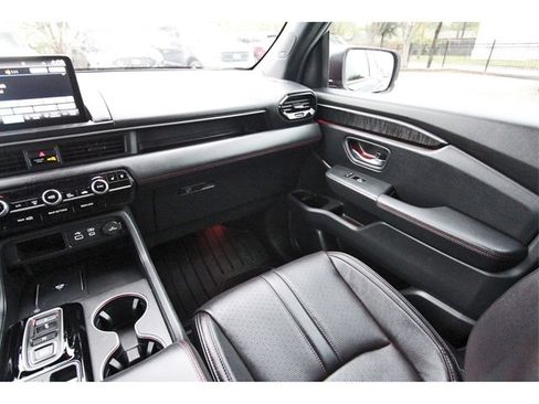 Used 2025 Honda Pilot Black Edition image 9