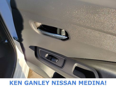 Used 2022 Nissan Versa SR w/ Convenience Package image 45