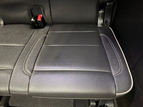 Used 2023 Chevrolet Suburban Premier w/ Advanced Technology Package AWD/4WD image 24