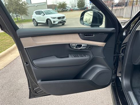 Used 2025 Volvo XC90 T8 Plus w/ Protection Package Premier image 17