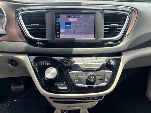 Used 2023 Chrysler Voyager LX FWD image 14