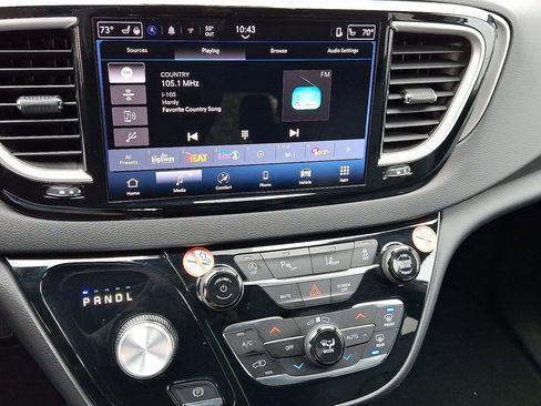 Used 2025 Chrysler Pacifica Select image 17