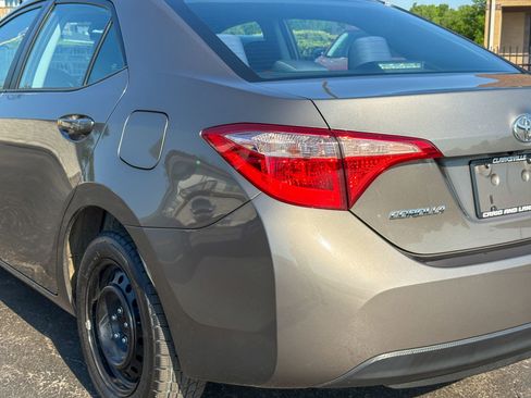 Used 2018 Toyota Corolla LE FWD image 12