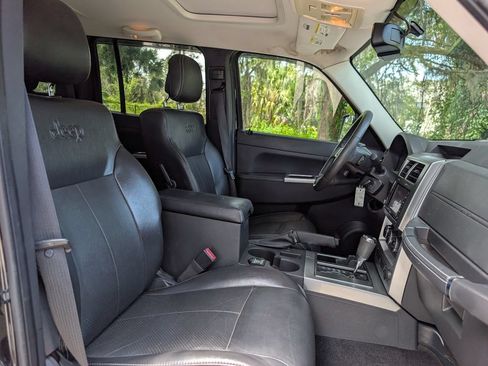 Used 2010 Jeep Liberty Limited w/ Tire & Wheel Group AWD/4WD image 14