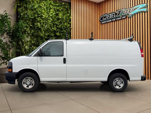 Used 2021 Chevrolet Express 2500 RWD image 2