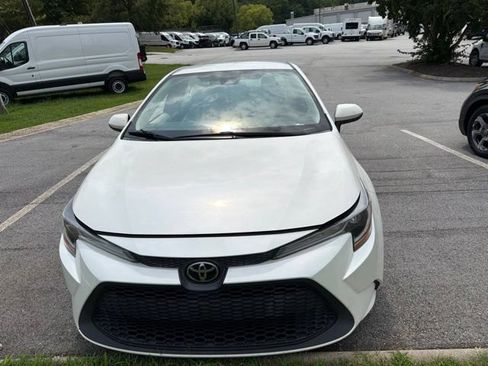 Used 2020 Toyota Corolla LE FWD image 2