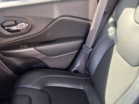 Used 2020 Jeep Cherokee Latitude Plus image 19