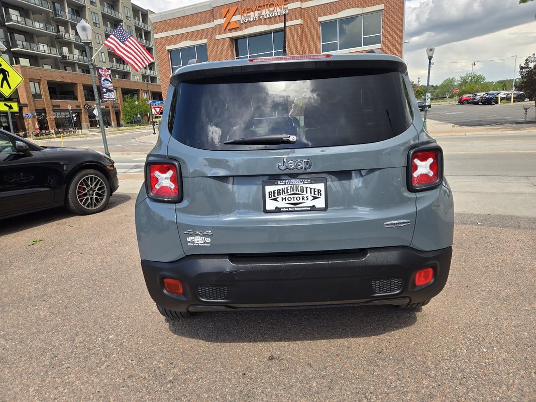 Used 2017 Jeep Renegade Latitude w/ Cold Weather Group AWD/4WD image 9