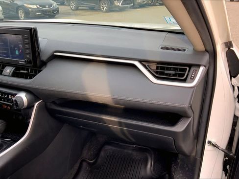 Used 2021 Toyota RAV4 LE image 19