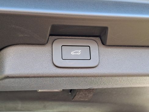 Used 2025 Land Rover Discovery S image 28