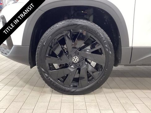 Used 2024 Volkswagen Taos SE w/ Panoramic Sunroof Package AWD/4WD image 22