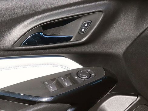 Used 2025 Chevrolet Trax LT FWD image 11