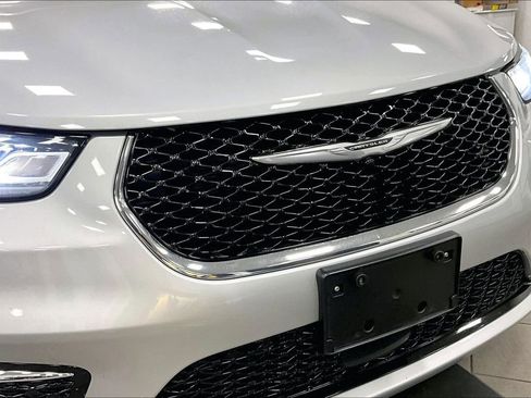 Used 2024 Chrysler Pacifica Touring-L image 33