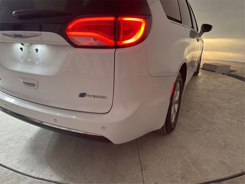 Used 2018 Chrysler Pacifica Touring Plus image 34