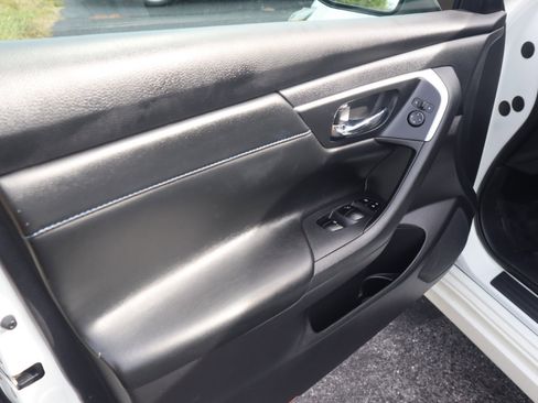 Used 2016 Nissan Altima 2.5 SR w/ LED Appearance Package image 49