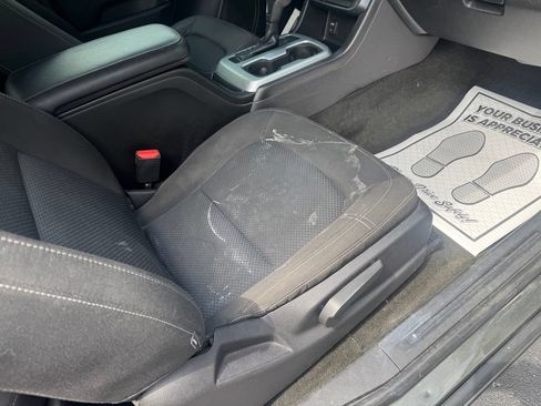 Used 2018 Chevrolet Colorado LT w/ LT Convenience Package RWD image 9