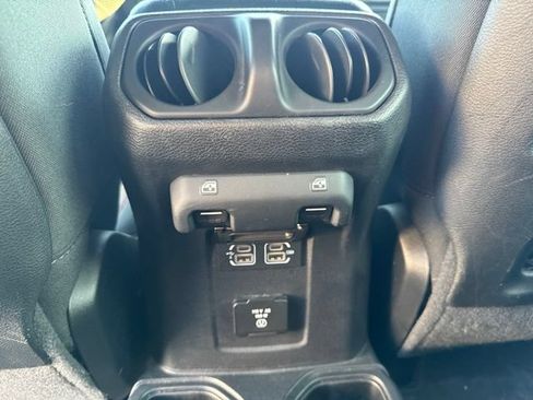 Used 2018 Jeep Wrangler Unlimited Rubicon AWD/4WD image 22