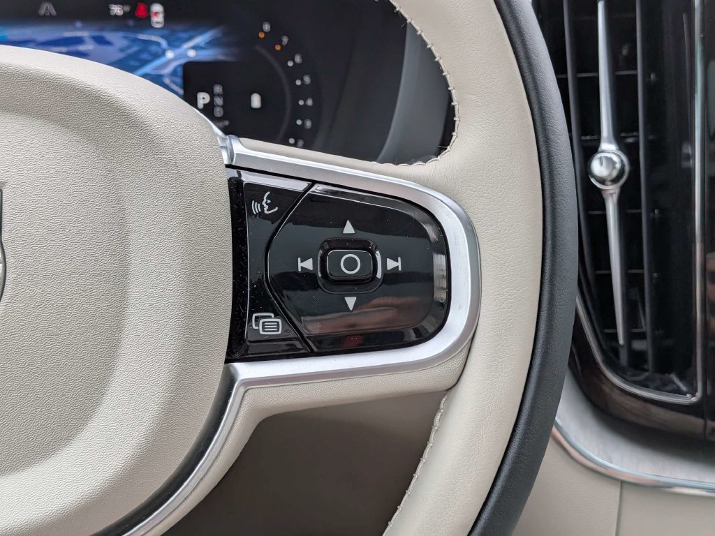 Certified 2025 Volvo XC60 B5 Plus w/ Protection Package Premier AWD/4WD image 33