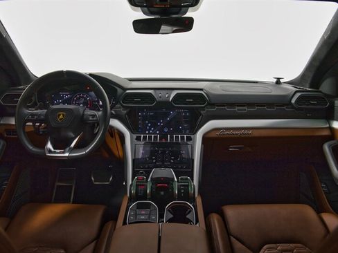 Used 2022 Lamborghini Urus AWD/4WD image 44